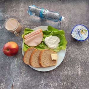 Dieta z ograniczeniem łatwoprzyswajalnych węglowodanów  Kakao Chleb Graham Masło extra Filet zapiekany drobiowy Jogurt naturalny Jabłko Woda mineralna Sałata zielona Twarożek